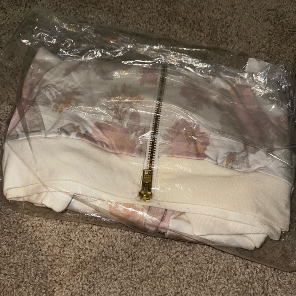 Selkie the pillow zip up in Beverly XS jacket pink and white floral - Picture 6 of 6